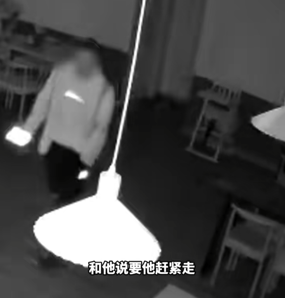 第一次见面就表白！被拒绝后男子凌晨3点狂敲女生房门<strong></p>
<p>虚拟币eos</strong>，随后拿出工具撬锁……