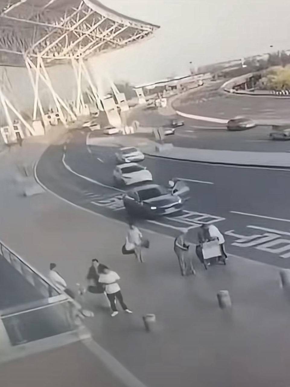天津滨海机场一司机开门下车被相邻车道来车撞倒<strong></p>
<p>虚拟币私募</strong>，车门脱落 交警正调查，律师分析