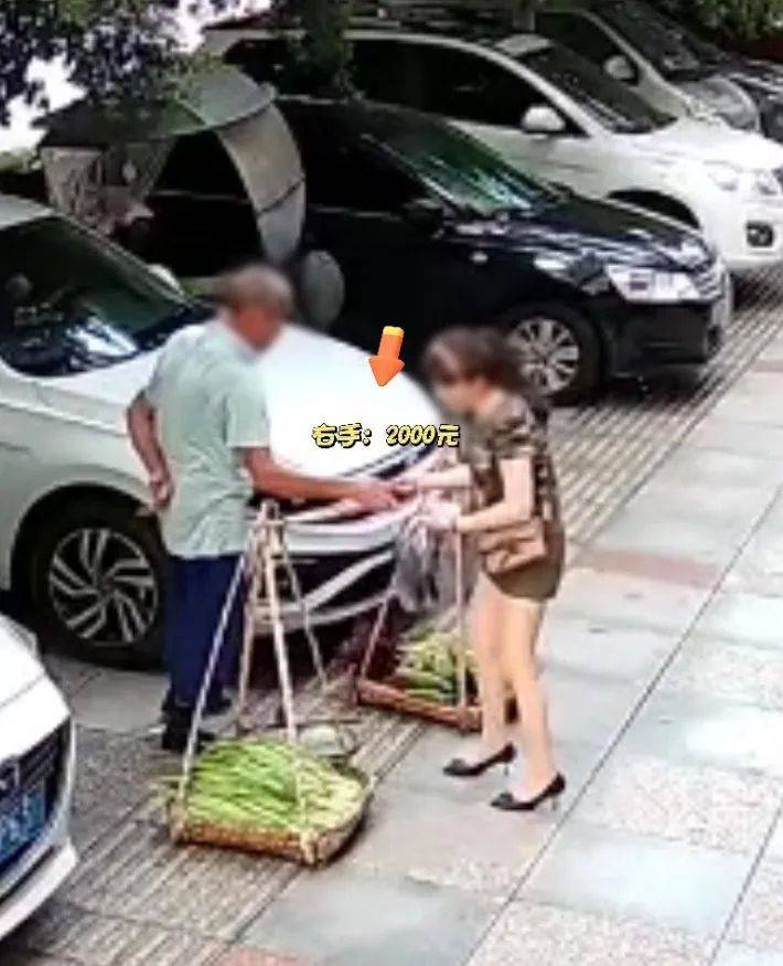 女子照顾卖菜大爷生意遭背刺：5元的菜误付2000元现金<strong></p>
<p>虚拟币直播</strong>，大爷光速塞进后腰，谎称没看见，民警上门找回
