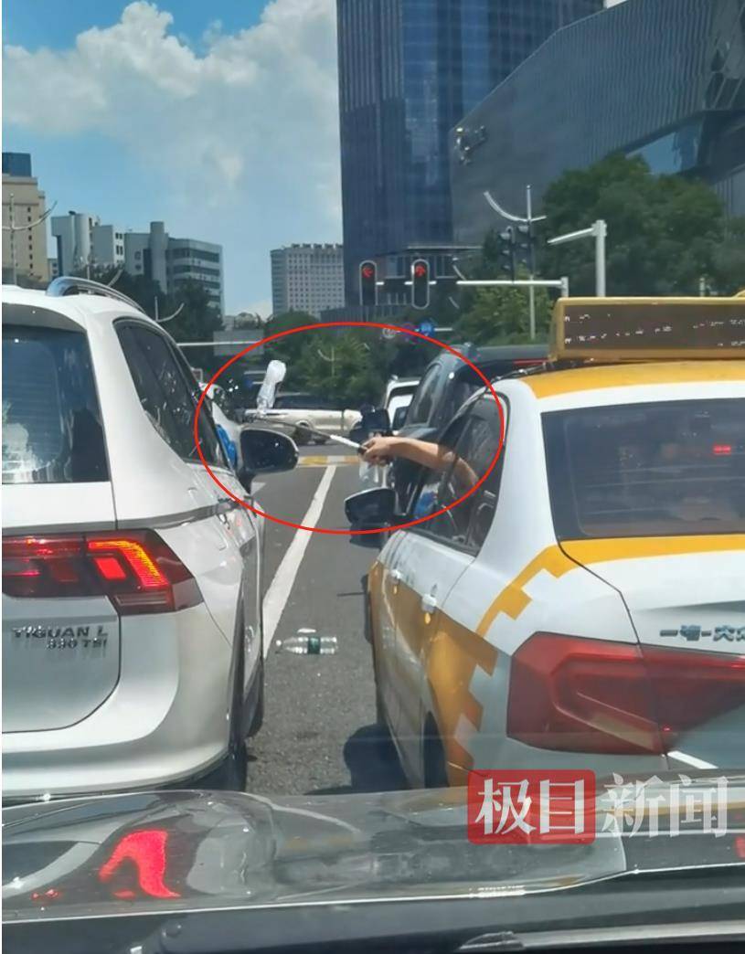 汉口街头发生不和谐一幕：白色汽车有人向出租车泼水<strong></p>
<p>如何买虚拟币</strong>，的哥挥舞甩棍击破白车玻璃……