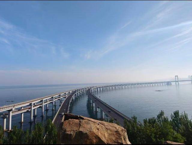 大连一跨海大桥观景台有游客翻栏杆踩空心造景石拍照<strong></p>
<p>虚拟币广告</strong>，当地回应