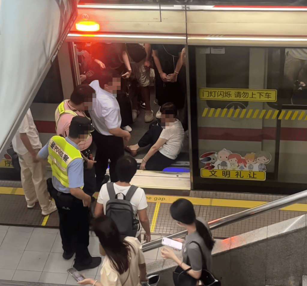 上海地铁1号线突发！乘客整条腿瞬间被卡<strong></p>
<p>虚拟币广告</strong>，最新消息→