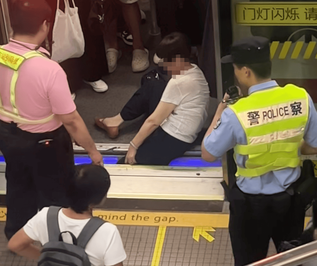 上海地铁1号线突发！乘客整条腿瞬间被卡<strong></p>
<p>虚拟币广告</strong>，最新消息→