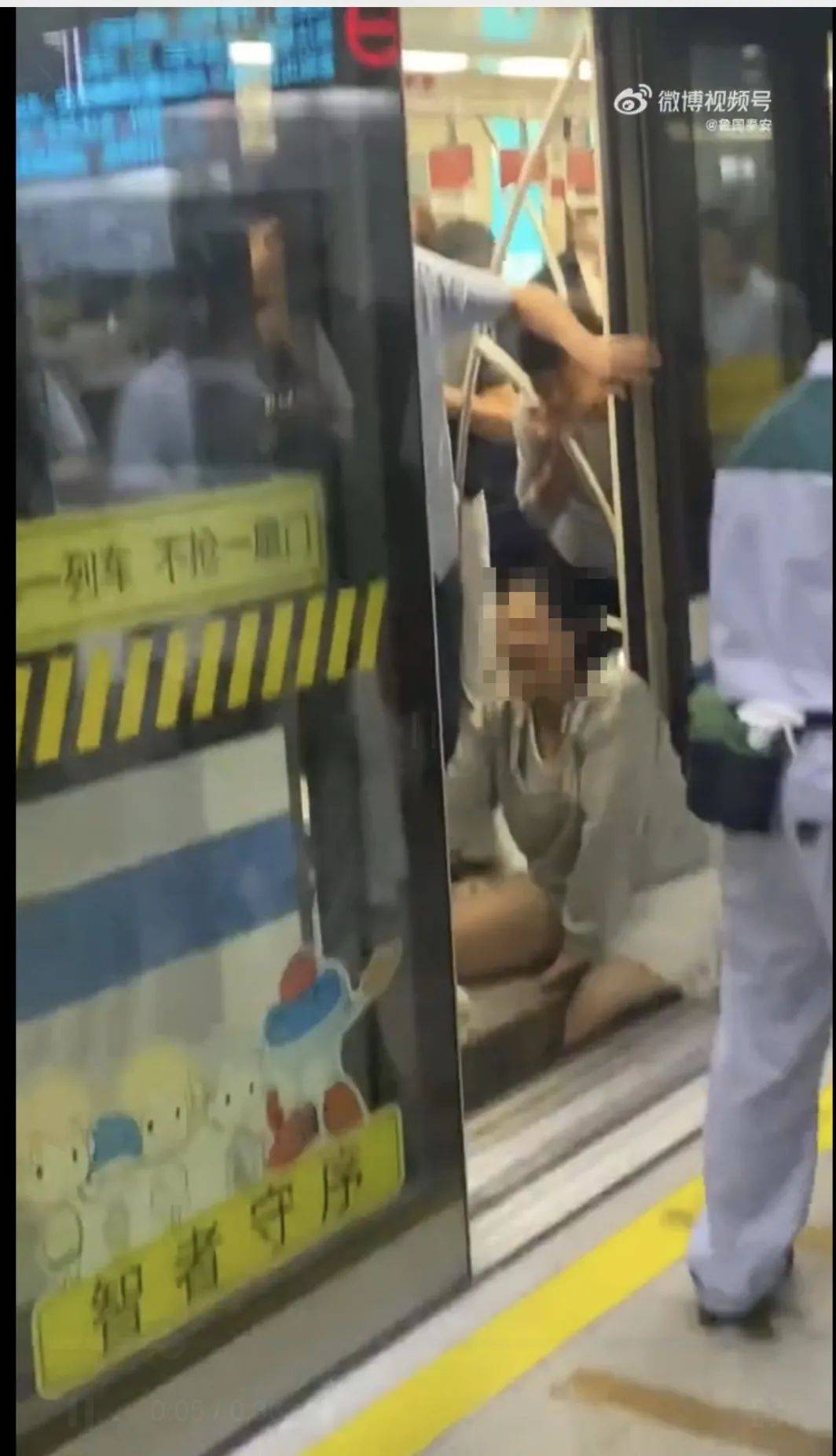 上海地铁1号线突发！乘客整条腿瞬间被卡<strong></p>
<p>虚拟币广告</strong>，最新消息→