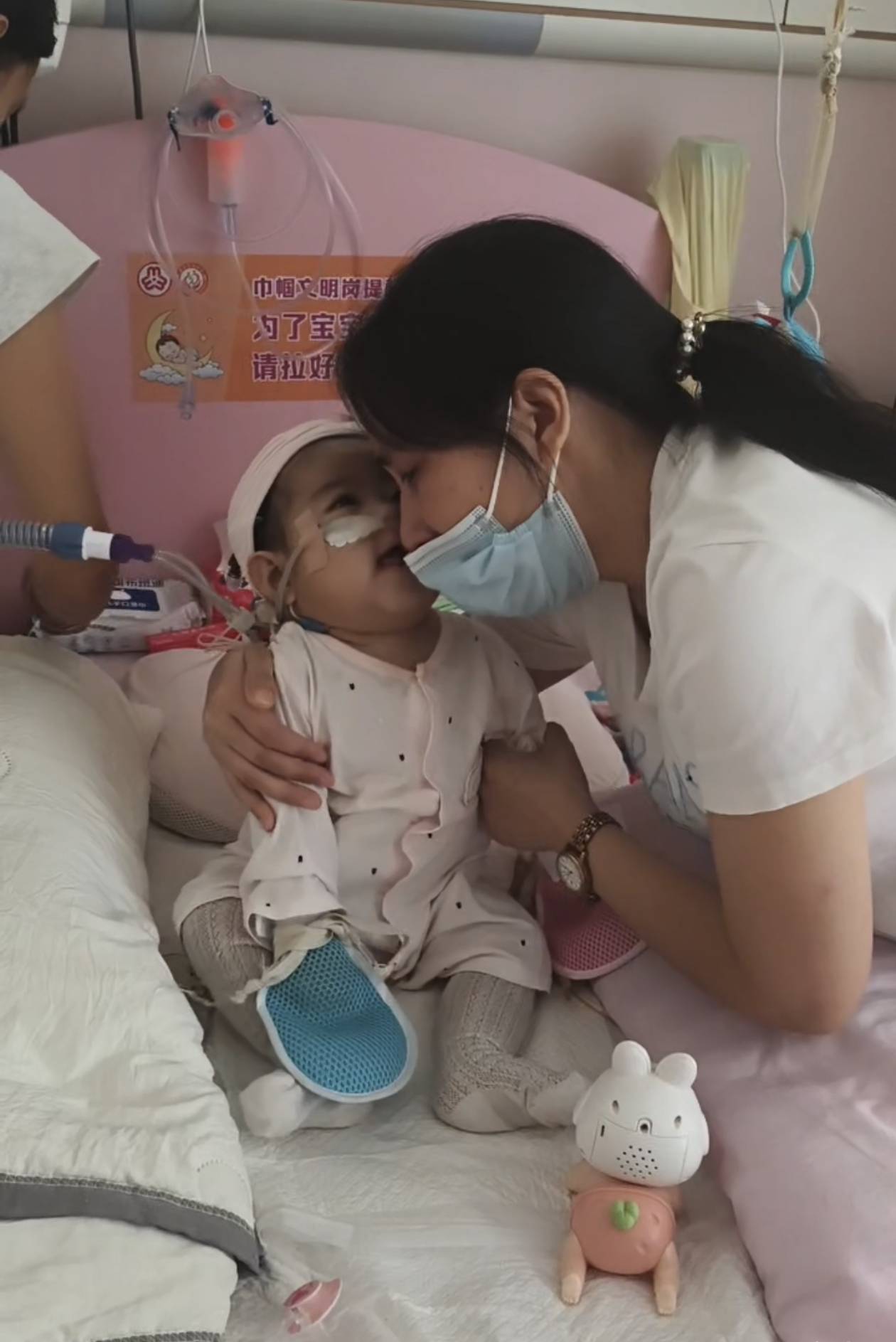 奶奶在哭<strong></p>
<p>虚拟币火宝网</strong>，宝宝在笑！40天女婴重病，00后父亲割肝救女，术后这一幕让网友泪奔