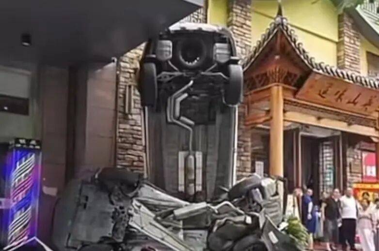 车辆失控驶入路边停车位致1死2伤<strong></p>
<p>虚拟币机器人</strong>，警方通报