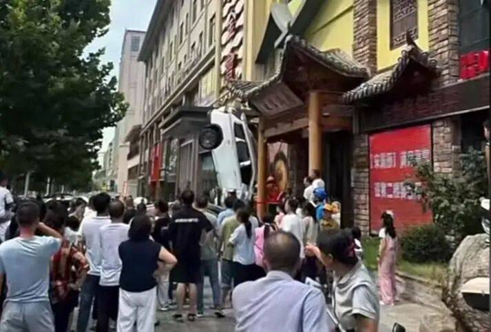 车辆失控驶入路边停车位致1死2伤<strong></p>
<p>虚拟币机器人</strong>，警方通报