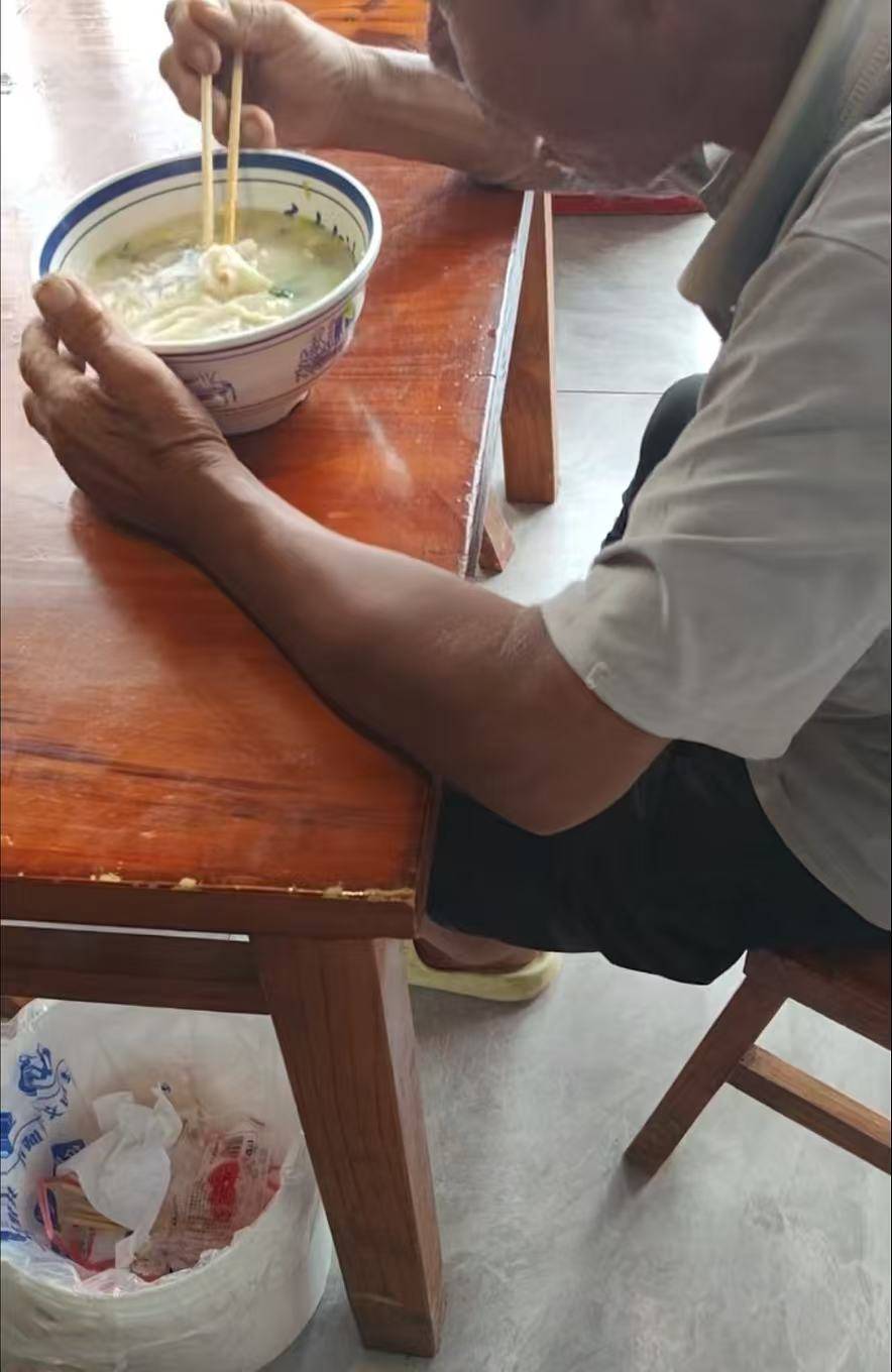 店门口大爷竹筐卖不动<strong></p>
<p>如何购买虚拟币</strong>，河南周口面馆老板暖心发视频帮卖，网友隔空下单：我出钱你送人
