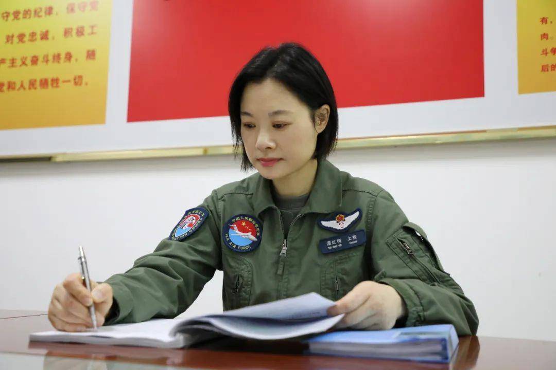 阅兵最帅女机长<strong></p>
<p>如何购买虚拟币</strong>，是她！