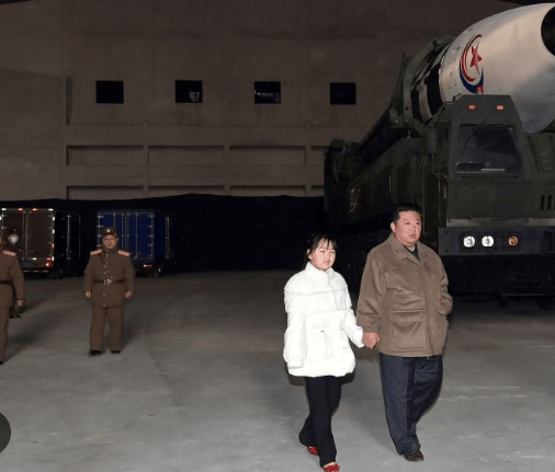 金正恩女儿首登国际舞台<strong></p>
<p>彩币虚拟币</strong>，引爆接班传闻！英国首相被架空，工党内斗成全武行…