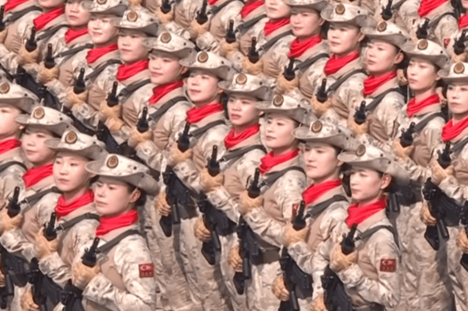 “民兵方队中一眼就认出了她<strong></p>
<p>彩币虚拟币</strong>，我们的陈老师！”