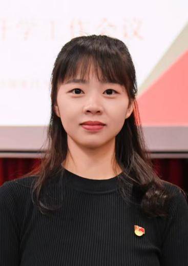 “民兵方队中一眼就认出了她<strong></p>
<p>彩币虚拟币</strong>，我们的陈老师！”
