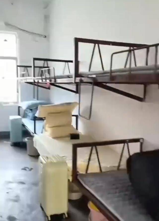 湖南一学生宿舍床铺仅用三角铁和螺丝固定<strong></p>
<p>虚拟币计算器</strong>，学校回应