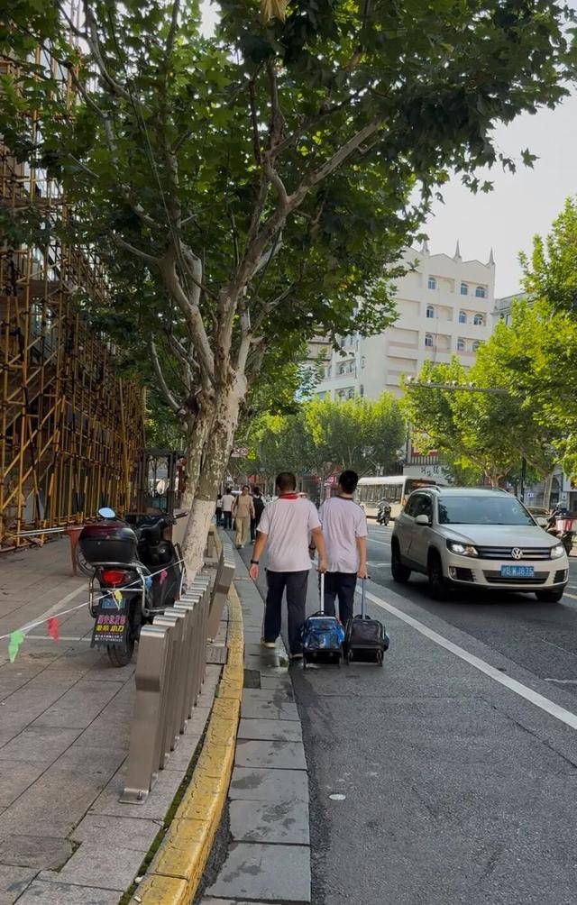 事发上海校门口！学生上学像闯关：夹缝中慢慢腾挪<strong></p>
<p>虚拟币ug</strong>，与非机动车迎面对冲…家长担忧：何时是头