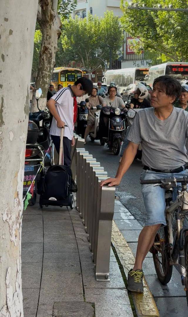 事发上海校门口！学生上学像闯关：夹缝中慢慢腾挪<strong></p>
<p>虚拟币ug</strong>，与非机动车迎面对冲…家长担忧：何时是头
