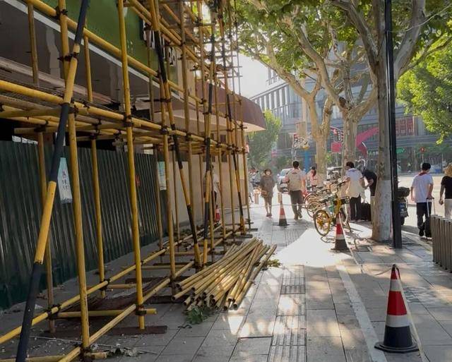 事发上海校门口！学生上学像闯关：夹缝中慢慢腾挪<strong></p>
<p>虚拟币ug</strong>，与非机动车迎面对冲…家长担忧：何时是头