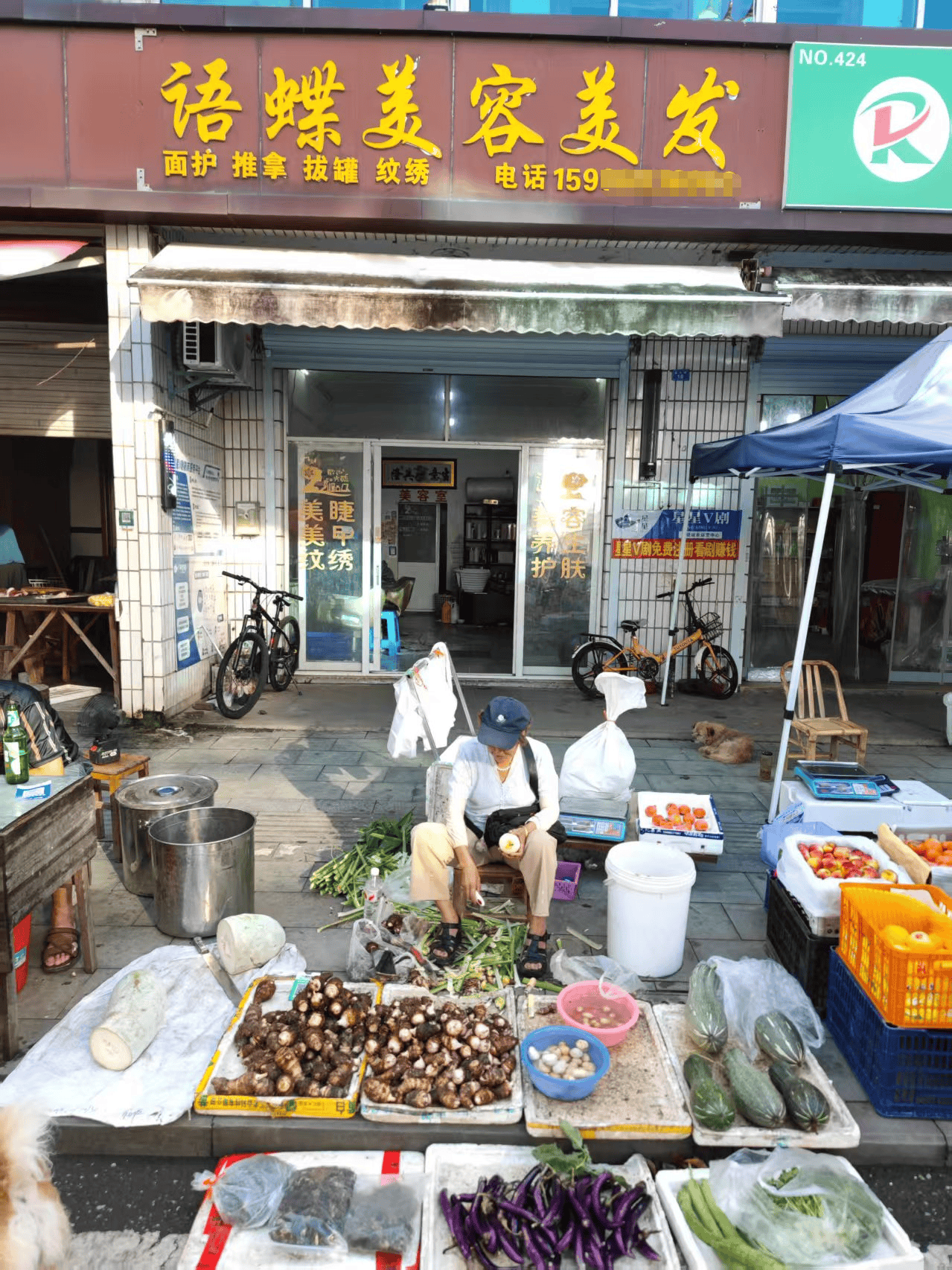 浙江一店主允许大妈门口摆摊<strong></p>
<p>虚拟币咨询</strong>，时常被大妈“投喂”蔬果：每次收摊时，都打扫得干干净净