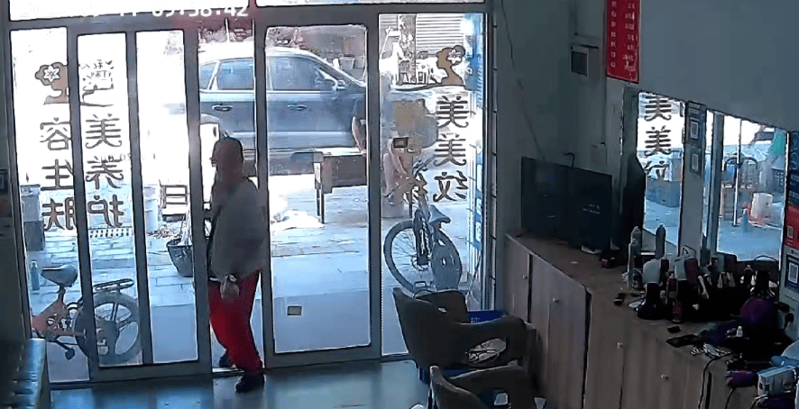 浙江一店主允许大妈门口摆摊<strong></p>
<p>虚拟币咨询</strong>，时常被大妈“投喂”蔬果：每次收摊时，都打扫得干干净净