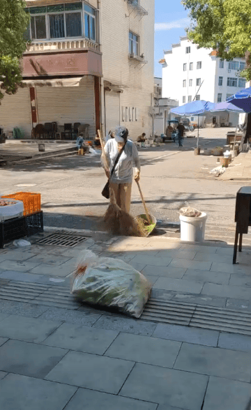 浙江一店主允许大妈门口摆摊<strong></p>
<p>虚拟币咨询</strong>，时常被大妈“投喂”蔬果：每次收摊时，都打扫得干干净净