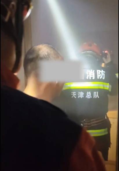 男子炖鸡后回卧室倒头就睡<strong></p>
<p>虚拟币炒作</strong>，醒来身边站满消防员……