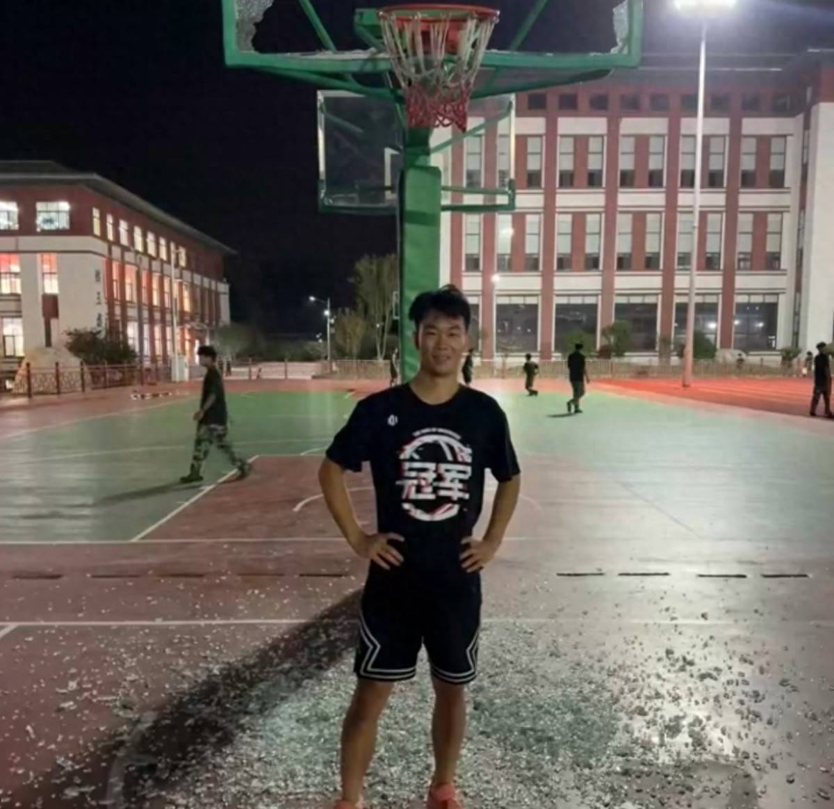 郑州178厘米大学生扣碎篮板<strong></p>
<p>虚拟贷币</strong>，校方：说明弹跳力好！学校出资购买新篮板，已安装好