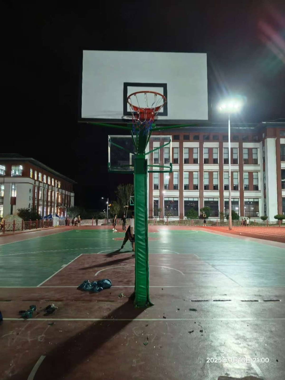 郑州178厘米大学生扣碎篮板<strong></p>
<p>虚拟贷币</strong>，校方：说明弹跳力好！学校出资购买新篮板，已安装好