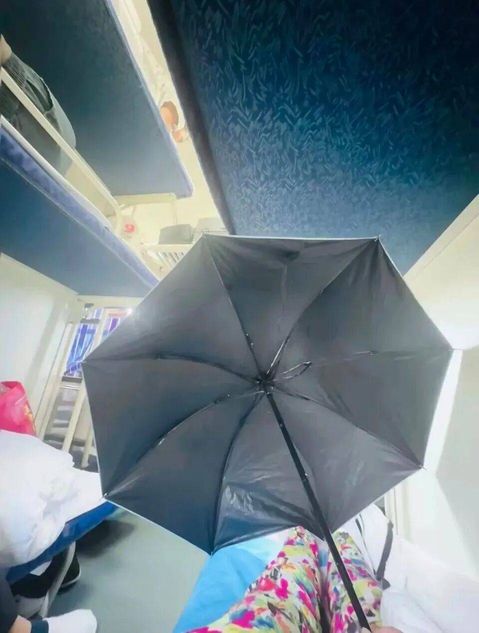 女生躺火车卧铺打伞遮隐私<strong></p>
<p>虚拟贷币</strong>，“过道坐着两名陌生男乘客”，12306回应