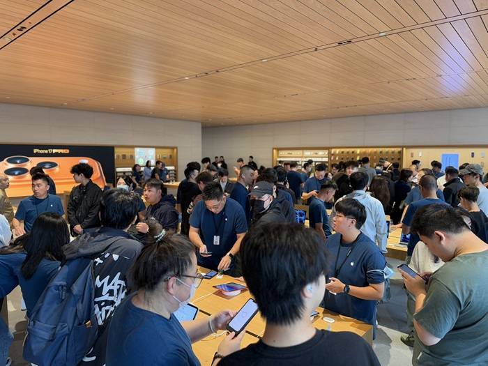 iPhone 17正式开售<strong></p>
<p>虚拟币接口</strong>，橙色Pro Max黄牛最高加价1500元
