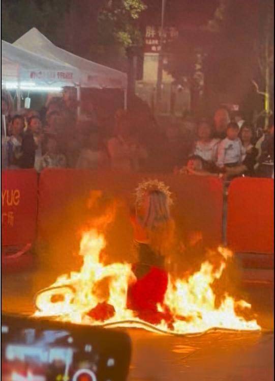 云南昆明商场表演“火裙舞”<strong></p>
<p>猴币虚拟币</strong>，一名女演员裙子引燃被烧伤