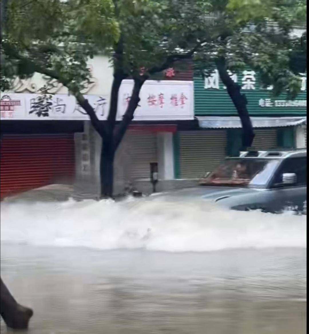 台风天珠海一司机驾越野车造浪冲破多家店玻璃<strong></p>
<p>手机虚拟币挖矿</strong>，警方：行拘10日！