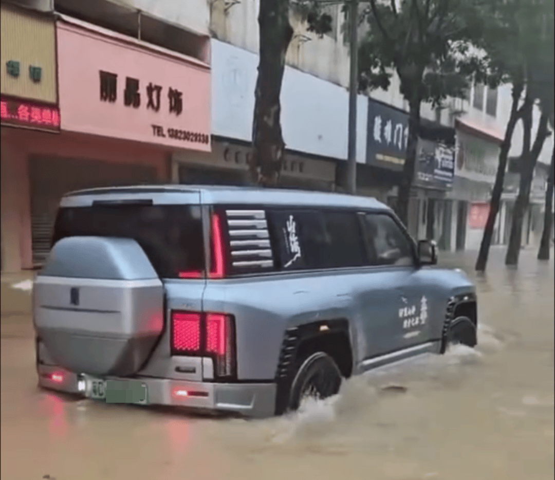 台风天珠海一司机驾越野车造浪冲破多家店玻璃<strong></p>
<p>手机虚拟币挖矿</strong>，警方：行拘10日！