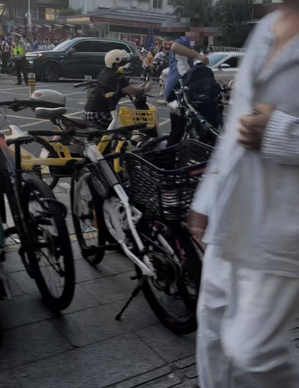 深圳一医院门口被指“举步维艰”<strong></p>
<p>买卖虚拟币</strong>！整治后记者实探:仍很堵