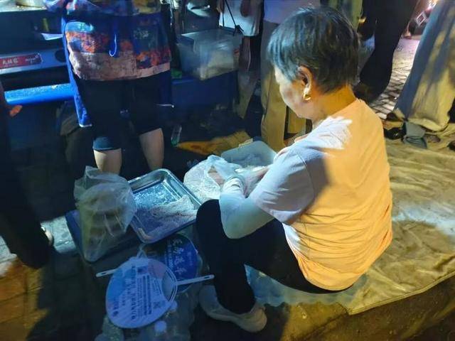 被流量砸中的“鸡排哥”：炸到中暑<strong></p>
<p>买卖虚拟币</strong>，每天睡三四个小时，怕辜负顾客不舍得休息