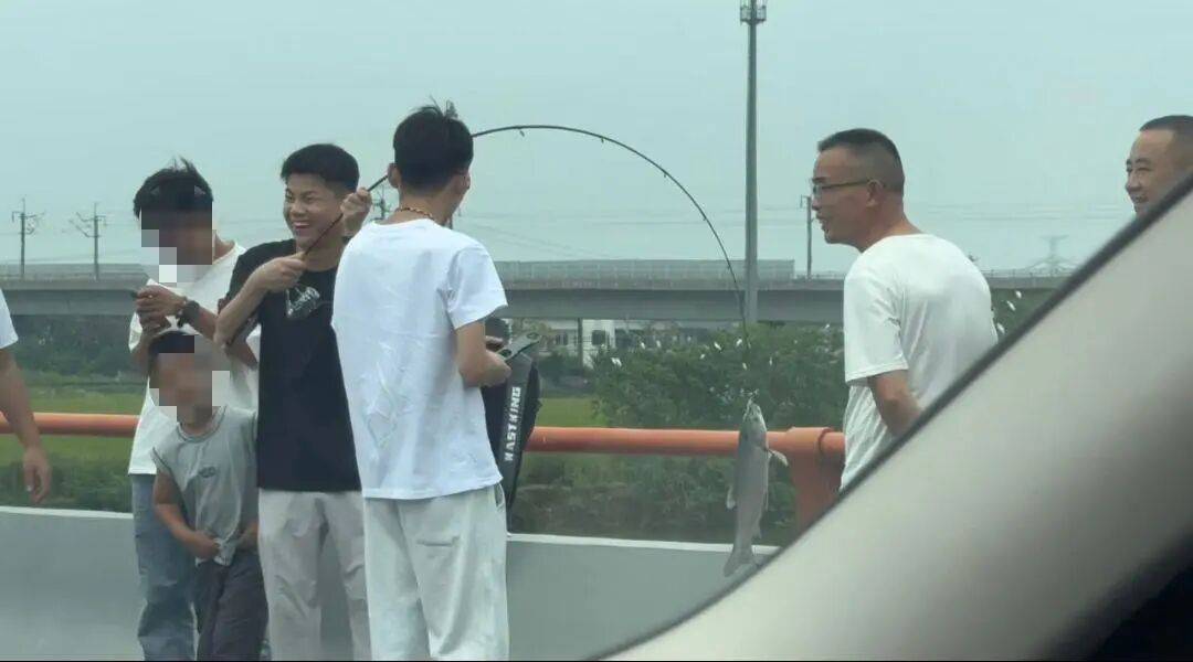 男子高速遇堵车下车钓鱼<strong></p>
<p>龙币虚拟货币</strong>，首竿即中！开怀大笑：“鱼送路人了”