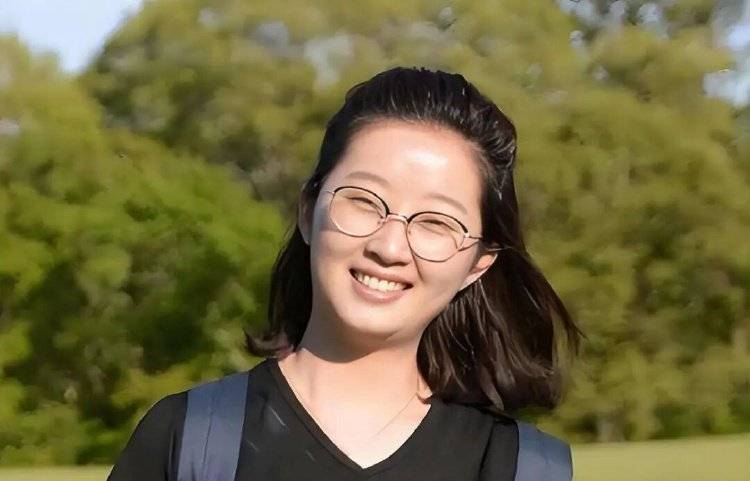 章莹颖男友国庆探望章父并协助直播<strong></p>
<p>龙币虚拟货币</strong>，网友劝其早点结婚，本人回应