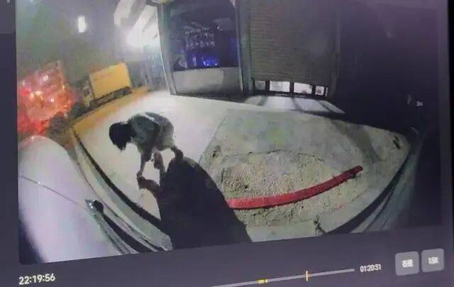 刚提的新车停路边被人放鞭炮崩损千余元<strong></p>
<p>中国虚拟币有哪些</strong>，车主：因拒绝当晚挪车，20分钟后听到鞭炮声，对方还态度豪横