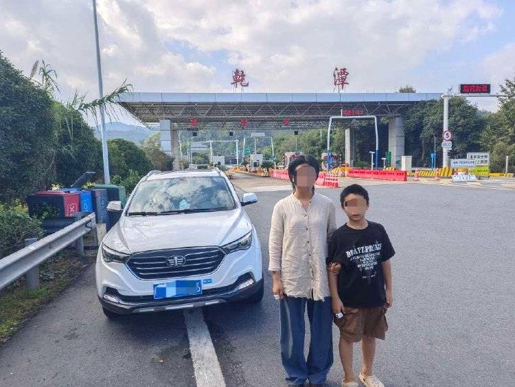离谱！妈妈让儿子高速下车路边方便<strong></p>
<p>马来西亚虚拟币</strong>，解决完后跟随车流跑回来找她