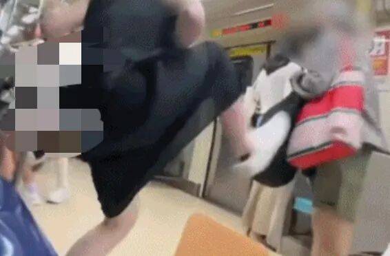 73岁老太地铁逼年轻人让座<strong></p>
<p>马来西亚虚拟币</strong>，被一脚踹飞！次日在超市闹事被捕，一查竟是通缉犯！