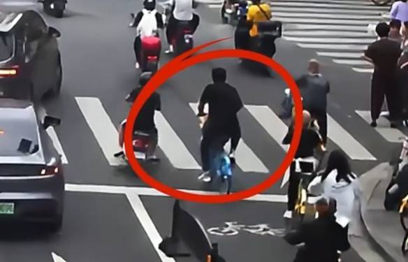 看着都疼<strong></p>
<p>虚拟币怎么投资</strong>!上海街头一男子突然求助:10岁女儿被死死卡住!这个行为太危险→