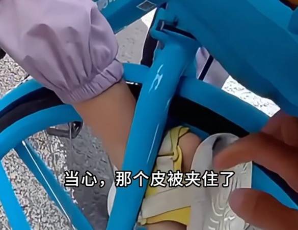 看着都疼<strong></p>
<p>虚拟币怎么投资</strong>!上海街头一男子突然求助:10岁女儿被死死卡住!这个行为太危险→