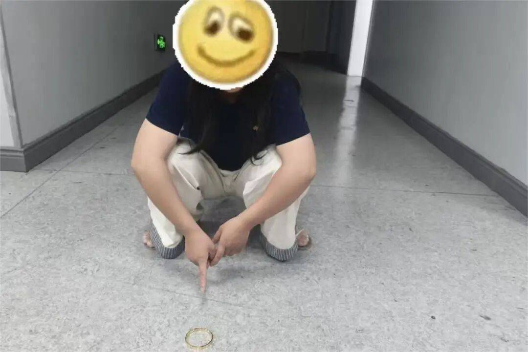 江西一新娘金手镯婚前被堂嫂掉包成铜手镯<strong></p>
<p>ths虚拟币</strong>，堂嫂事后还淡定去吃席，目前已被采取刑事强制措施