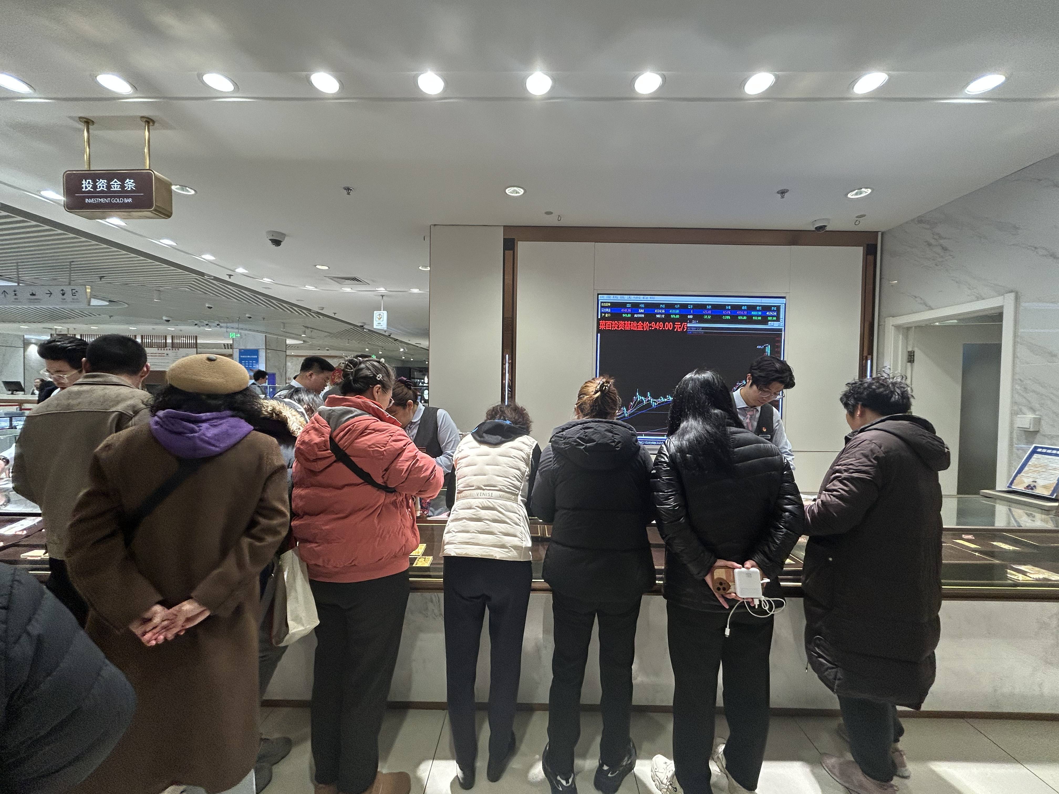 实探｜金价惊魂一夜后：“囤金大爷大妈”挤爆金店<strong></p>
<p>虚拟币走势图</strong>，拿下百克金条