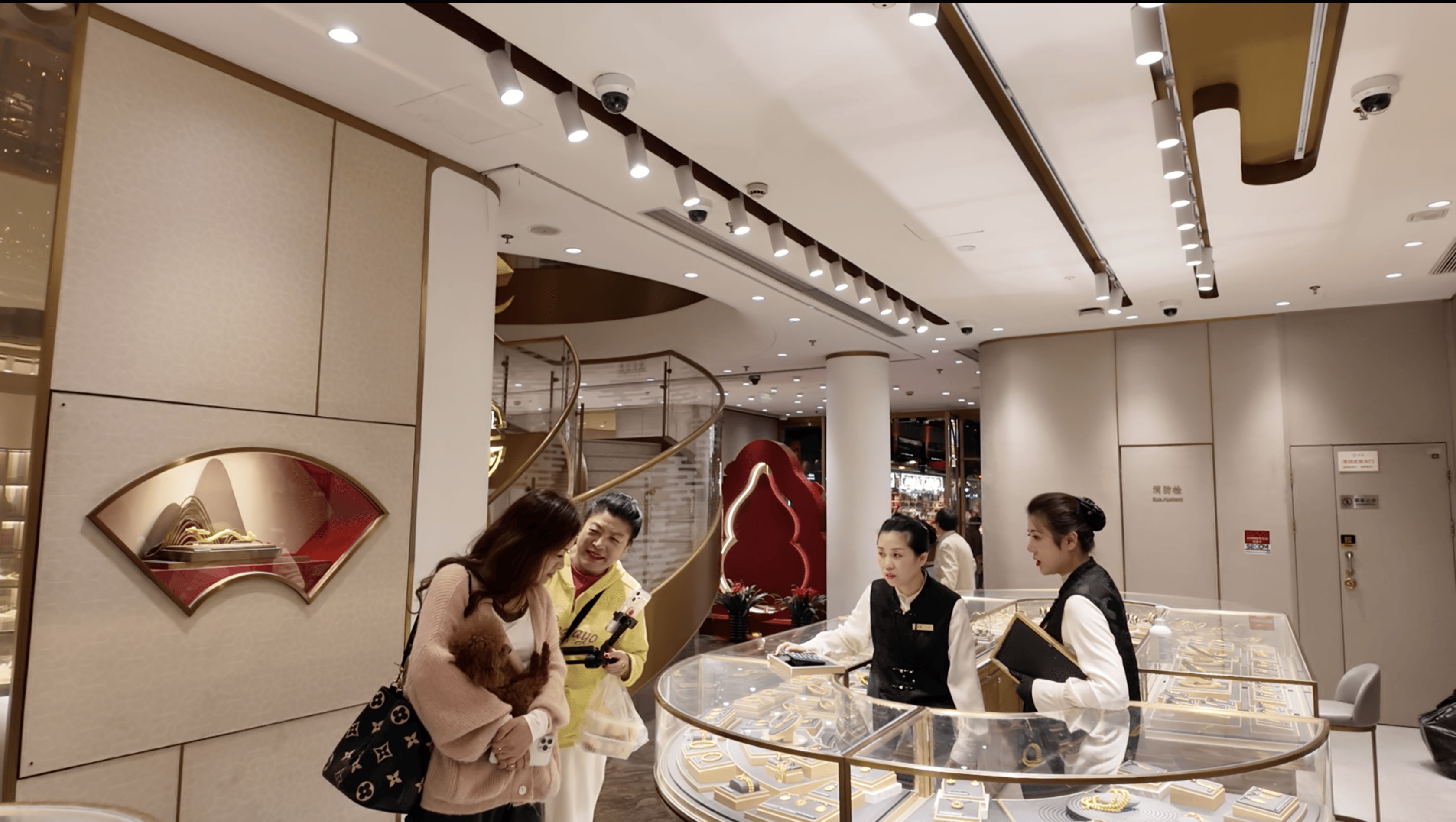 实探｜金价惊魂一夜后：“囤金大爷大妈”挤爆金店<strong></p>
<p>虚拟币走势图</strong>，拿下百克金条