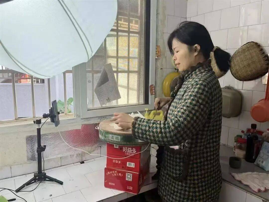 41岁武汉宝妈突然爆火!多次收到央视邀约<strong></p>
<p>虚拟币资讯</strong>,本人回应