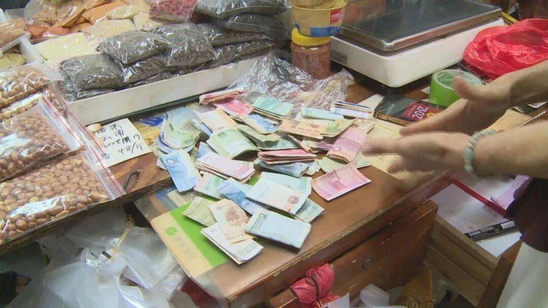 广东一男子两三年持续往批发店无故扔钱<strong></p>
<p>虚拟币分叉</strong>,店主:每次他都不承认,还钱还把钱送回来