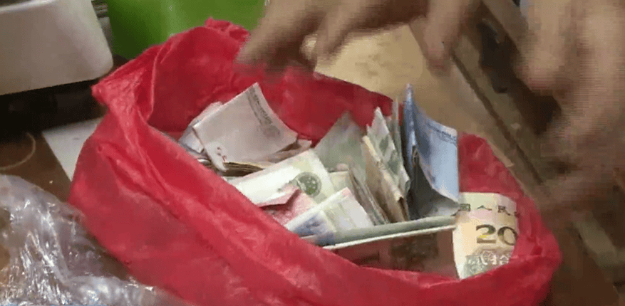 广东一男子两三年持续往批发店无故扔钱<strong></p>
<p>虚拟币分叉</strong>,店主:每次他都不承认,还钱还把钱送回来