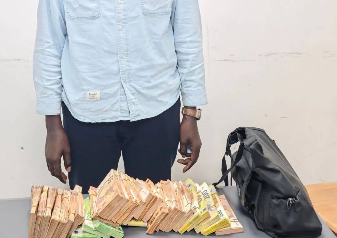 成捆的欧元现金就放在背包里装着<strong></p>
<p>虚拟币ZEC</strong>,折合人民币超186万元,旅客入境时被广州海关查获