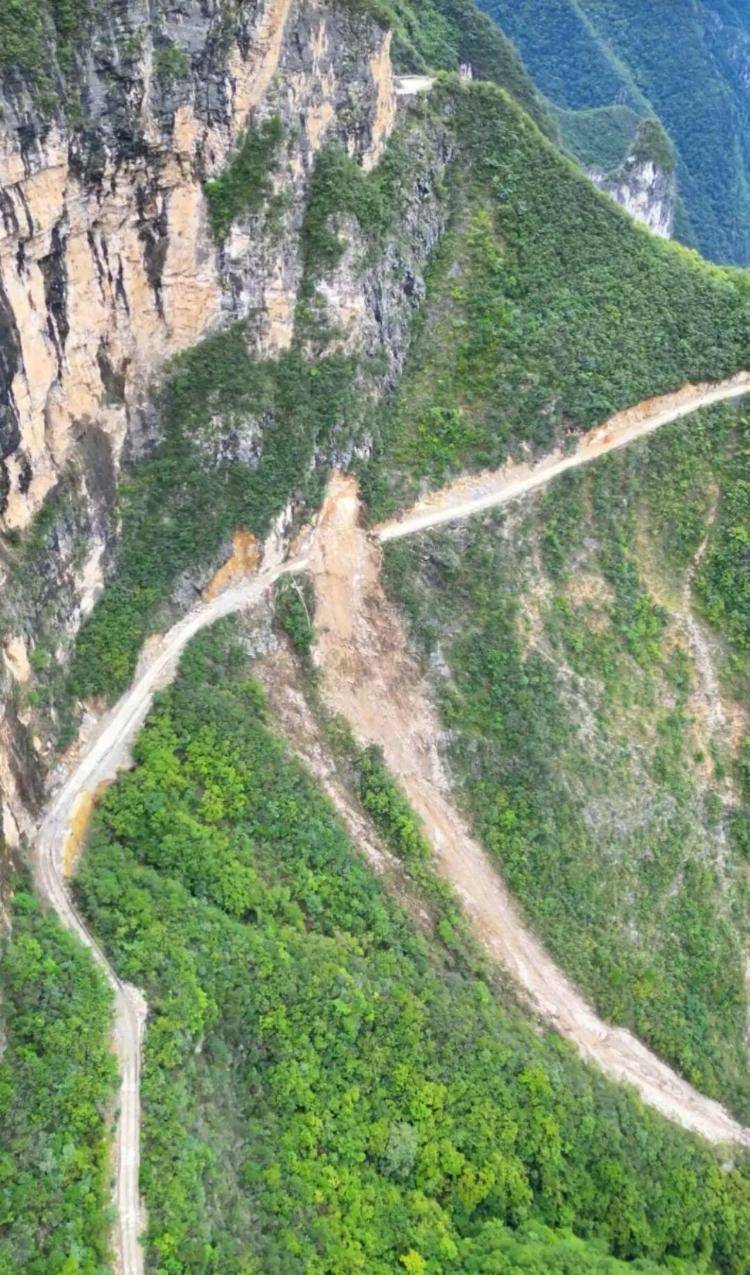 重庆网红“挂壁公路”垮塌<strong></p>
<p>飞币虚拟币</strong>,附近村民外出绕行已半月盼修复,当地:已完成排危,正在修