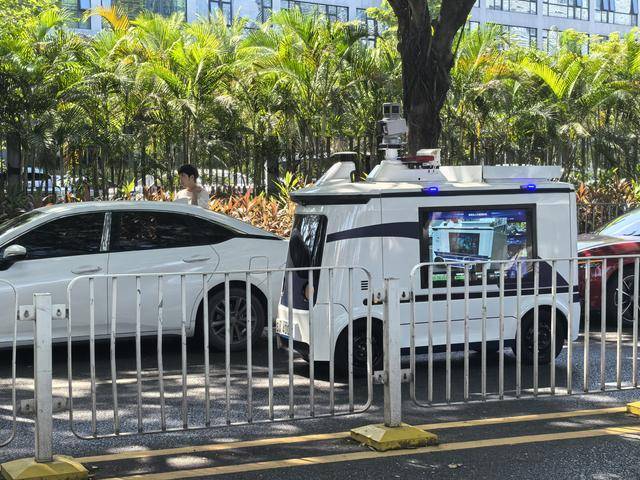 深圳交警“黑科技”再升级<strong></p>
<p>飞币虚拟币</strong>!首台多功能无人巡检车“上岗”