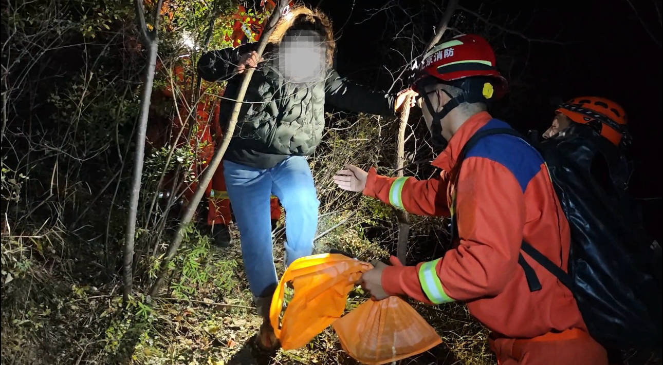 夫妻登山赏秋一人迷路<strong></p>
<p>飞币虚拟币</strong>,消防员紧急上山寻人